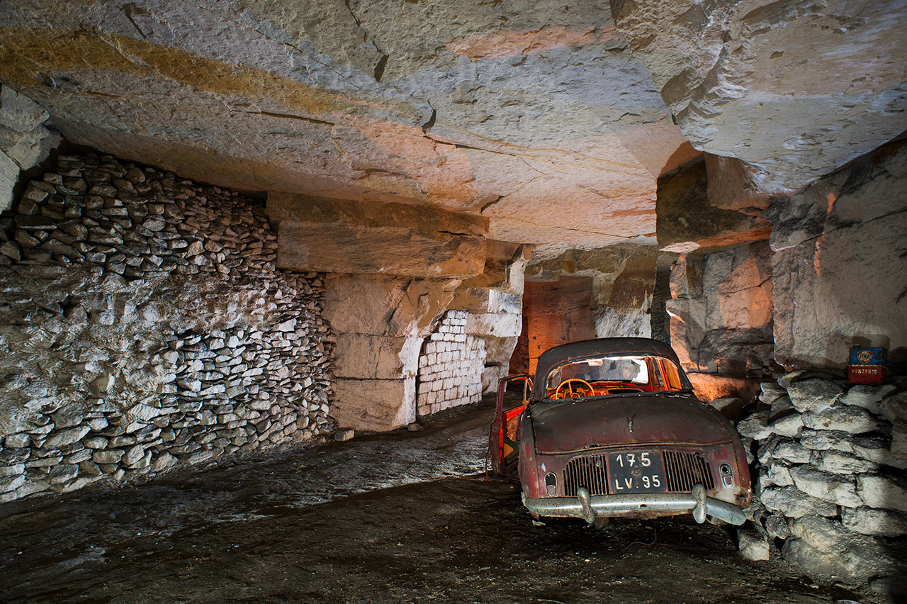 Renault Dauphine, carrière souterraine de calcaire.